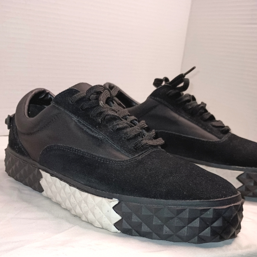 Kendall & Kylie Reign Sneaker size 10 Women's.  24